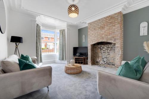 Westoe House | NEW! Stunning 4 Bedroom Home in South Shields by Stay With Us, Perfect for Families & Contractors!, FREE Parking!