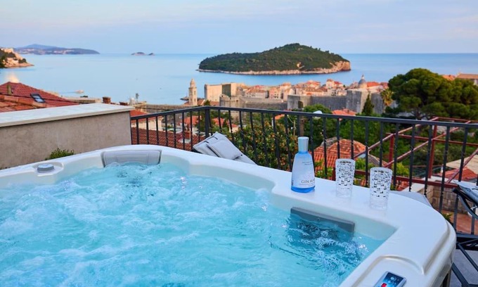 Gornji Kono Apartment | New & Stunning Views in Luxury 5* Divona Apartment