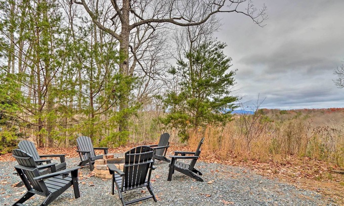 Talking Rock Cabin | NEW! Talking Rock Cabin w/ Fire Pit & Mtn Views!