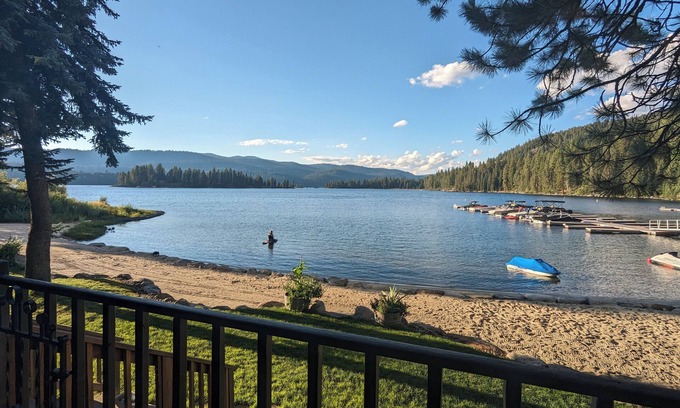 McCall House | New* Tamarack Bay Classic - Lakefront condo - dock - pool - beach