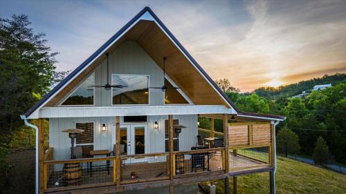 Sevierville House | NEW Tennessee Whiskey Cabin- Lake and Mtn Views- Covered Deck- Game Room- Pool Table- BBQ- Pets