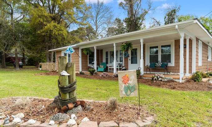 Newport Cottage | NEW The Broad Creek Cottage is awaiting your adventure on the Crystal Coast
