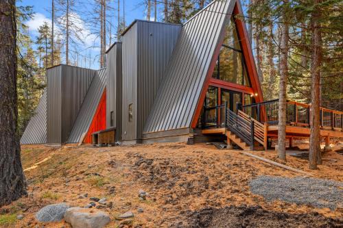 McCall House | New! The McCall A Frame - Walk to restaurants and lake - Office - Library - Games