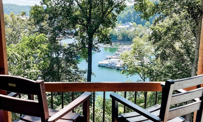 Jamestown Cottage | NEW!The Overlook @ Harbor Springs-2 miles from Jtown Marina! Lake Views+Parking