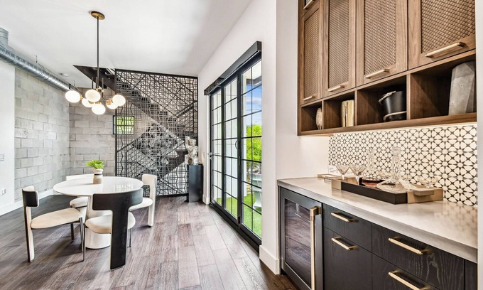Hyde Park Apartment | NEW The Strata Barn - Luxury Hyde Park Townhome