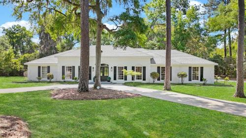 Beaufort House | NEW! The White House, with 2 King Ensuites close to Parris Island and Downtown