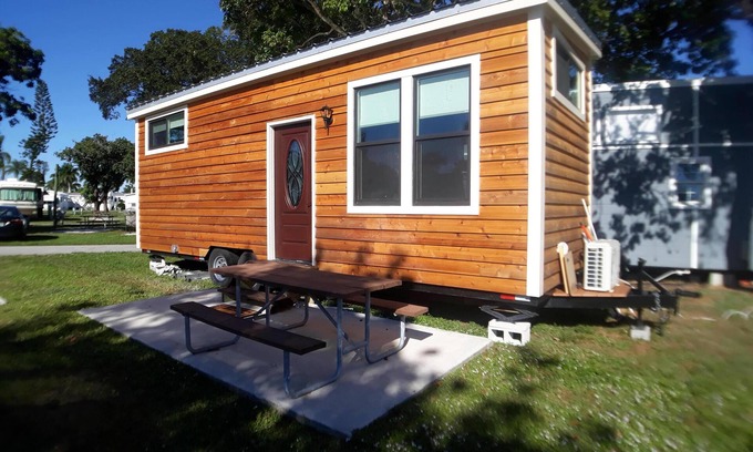 Iona Ski Chalet | New Tiny House - INTRODUCTORY PRICE minutes from Sanibel and Fort Myers Beach!