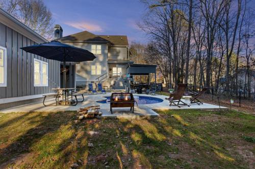 Jefferson House | New to Vrbo Jefferson Poolside Escape w pool