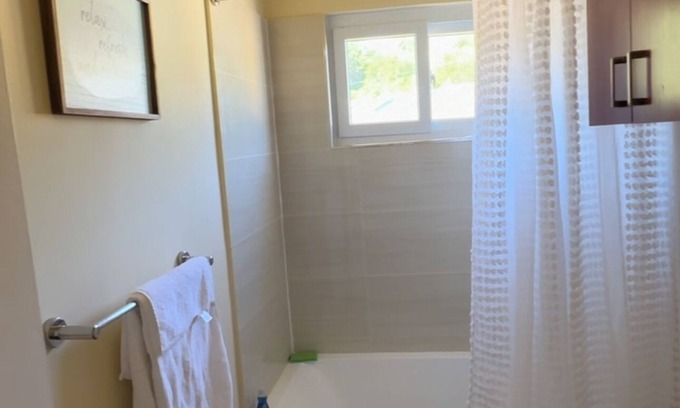 St.Bran's Burg House | New Townhome close to Everything (Airport, Hip Strip, and Activities)