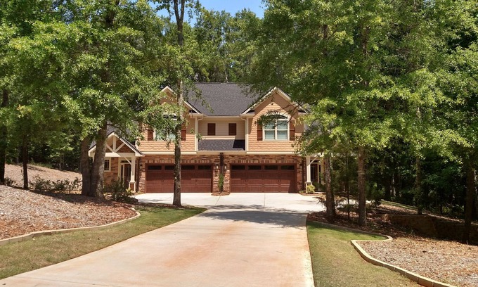 Tyrone House | New Townhome On Private Wooded Lot. Convenient To Atlanta, Pinewood Studios