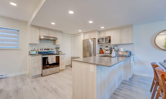 Grandview-Woodland Apartment | New Townhouse w/Private Entrance U028