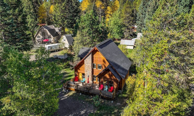 McCall House | New! Tranquil Aspens - near lake, town, parks - expansive deck - pet friendly