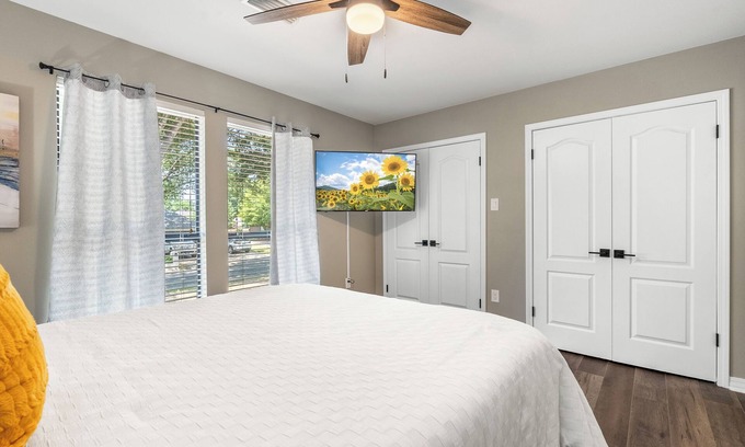Conway House | New! Trendy & Modern Home w/2 Car Garage