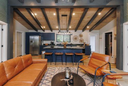 Saint Helens House | NEW Unique Stay w King Beds and Private Hot Tub