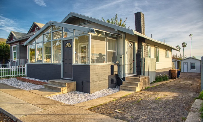 Ventura House | *NEW* Ventura Beach House, 2+2+bonus room & garage, 7 min walk to beach/pier