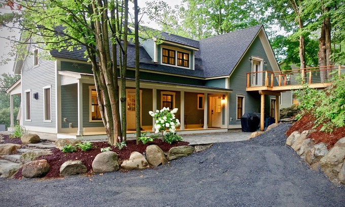 Stowe Village Historic District House | New! Vermont modern farmhouse in Stowe Village