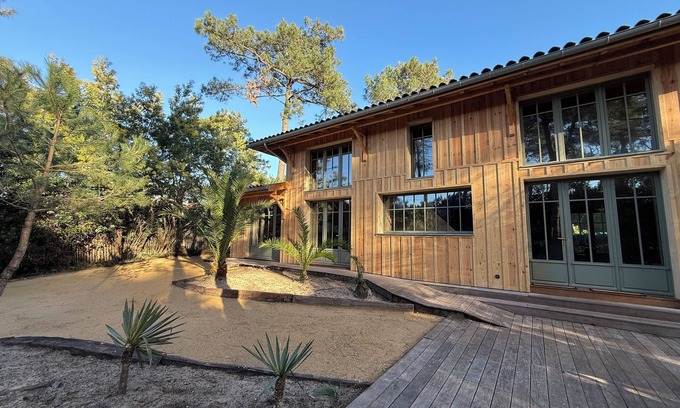 Piraillan Villa | New villa - 6 bedrooms (4 suites) sleeps 12 5 minutes from the beach
