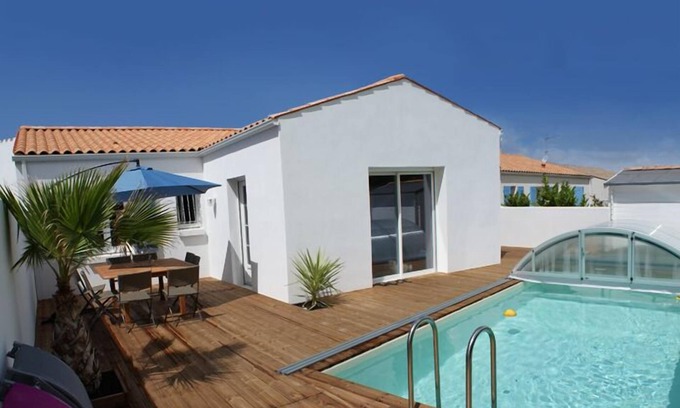 Le Chateau-d'Oleron House | New villa with private heated pool and sliding shelter at Château d'Oléron