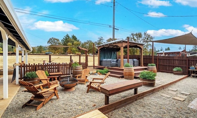 Murphys House | NEW Vintage Vine House & Retreat, walk to Main St!