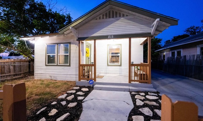 Southside House | NEW w/b-ball court! Casa De Steves