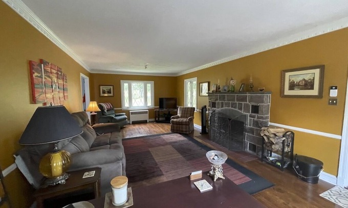 Mount Pocono Cottage | NEW~Warm, Modern 3BR Lodge/Cabin w/Wood-Burn Fireplace