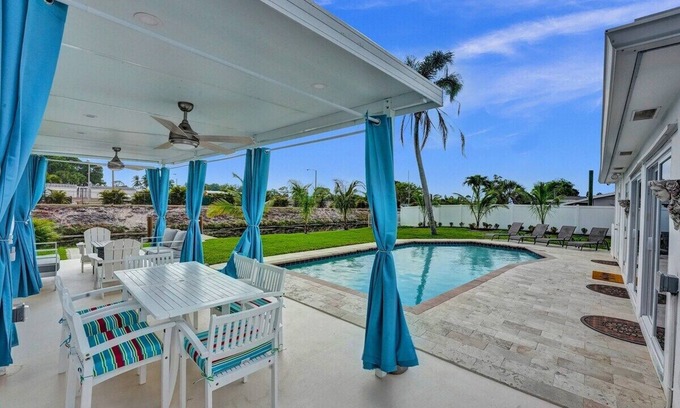 Golfview Harbor House | *NEW* Waterfront Tropic Oasis: Pool / Canal / Dock / Air Hockey!