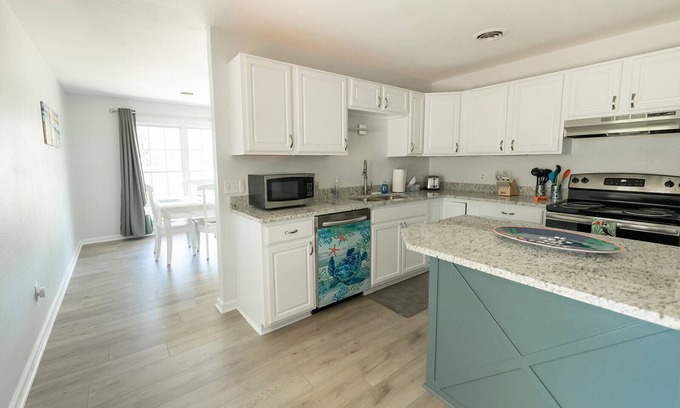 Waveland House | NEW - Waveland's Beach Bliss - 3 minutes from the beach and DT Bay St. Louis