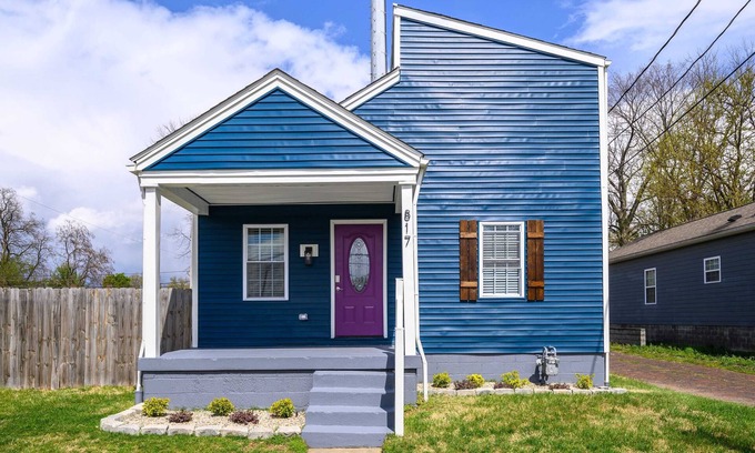 Schnitzelburg House | New! Welcome to the Jungle, Baby! 3br2ba Hot Tub!