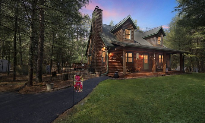 Town of Westfield Cabin | NEW! Woodlands Cabin Retreat in Oxford