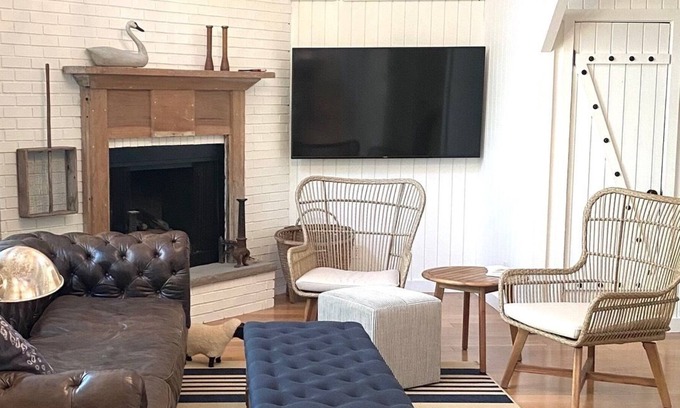 Country Club Estates House | New! Wow! Classic, bright Lakehouse with separate living spaces, 1 min to beach