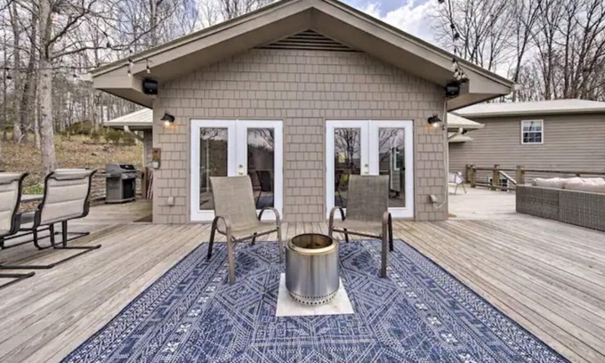 Young Harris House | New! Young Harris with Amazing outdoor living and Mountain views-