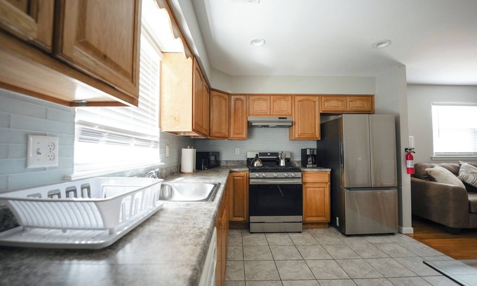 Newark Apartment | Newark Liberty Gem Brick House - Apt 3