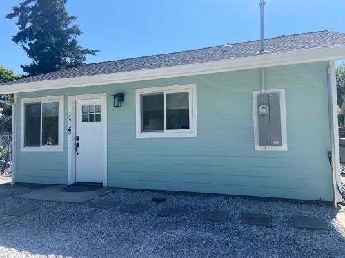 Weed House | Newer Cozy Guest Cottage with Saltwater Spa!