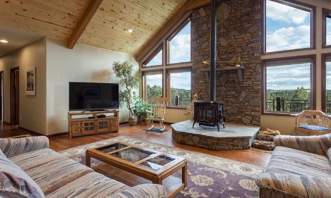 Hermosa House | Newer Home Located on secluded 10 acres