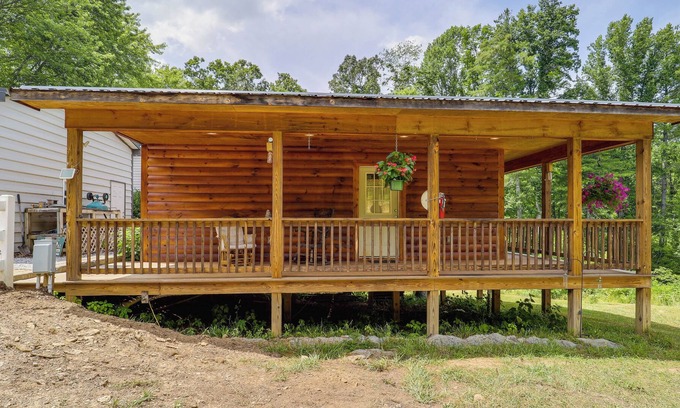 Linville Falls Cabin | Newland Cabin with Porch: Walk to Linville Falls!