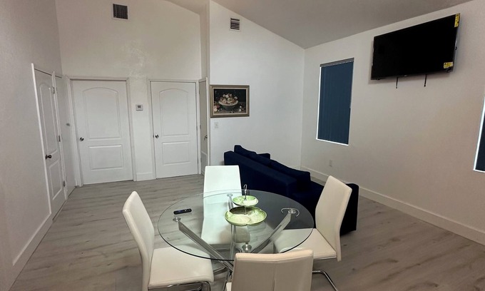 Golden Glades House | Newly Built House In The HEART OF MIAMI! FREE PARKING, POOL, WIFI, A/C & SAFE.