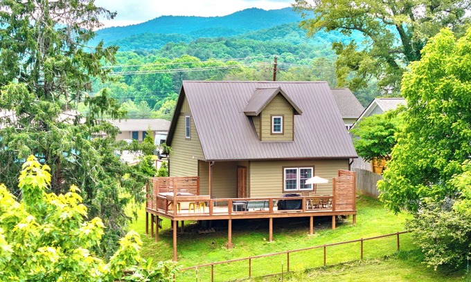 Brevard Ski Chalet | Newly built Luxury 3 bedroom Mountain Chalet in town - Hot tub and pet friendly!