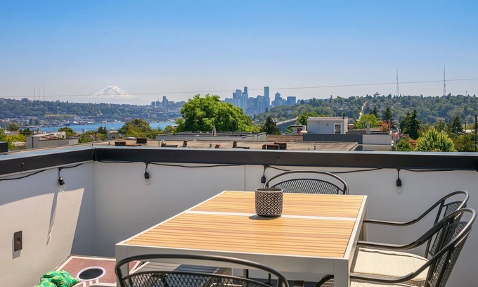 Fremont House | Newly Built Seattle Townhome w. Lake/Skyline Views