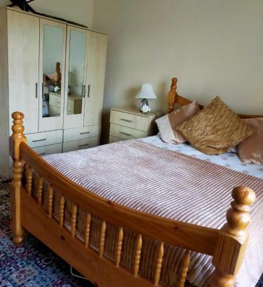 Bradford House | Newly Decorated Spacious room, Women only