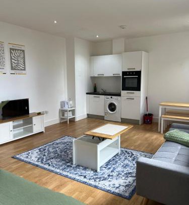 Borehamwood Apartment | Newly Furnished Bright Studio