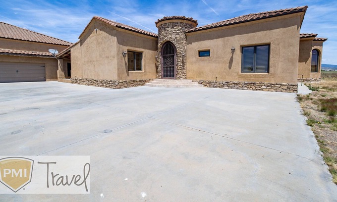 Prescott Valley House | *Newly Listed *Luxurious Countryside Palazzo *Amazing Views *WIFI *Fireplace *Perfect for Families