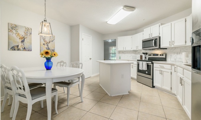 East Arlington House | Newly re-modeled, Spacious and Clean home in Great neighborhood - 65' SmartTV!