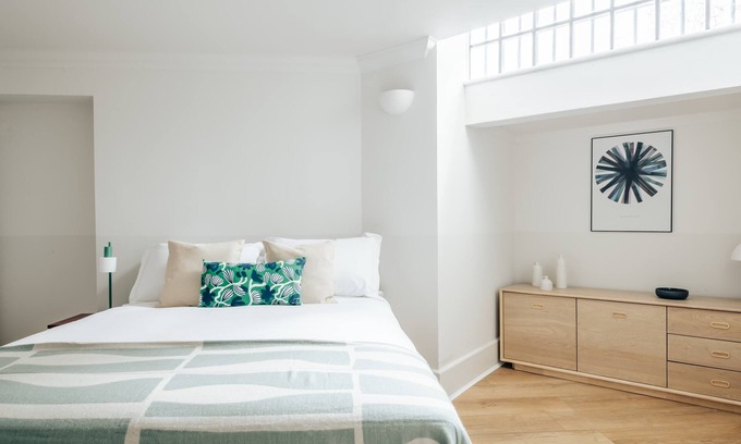 Vincent Square Apartment | Newly Refurbished 2BD LG Apartment