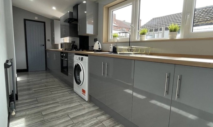 Lincoln House | Newly refurbished 3 bedroom/2 bathroom house