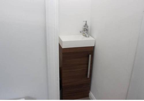 Staines House | Newly Refurbished 3 Bed 2.5 Bath House in Staines