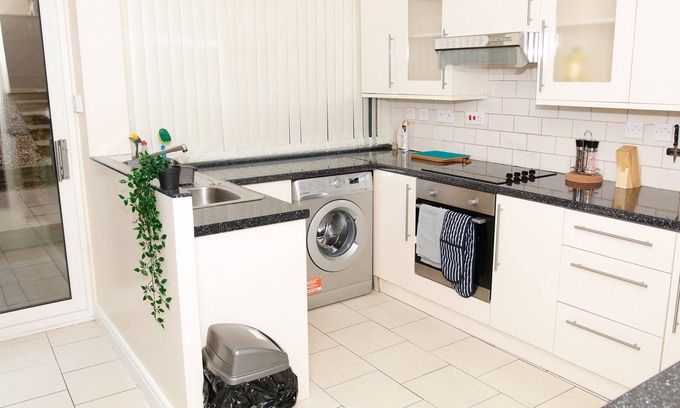 Cradley House | Newly Refurbished 3 bedroom house B32 area