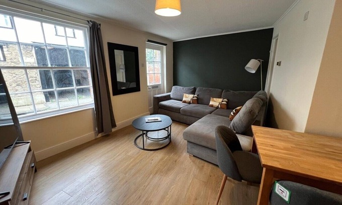 Abingdon Apartment | Newly Refurbished 2 BR Flat by Prescott Apartments