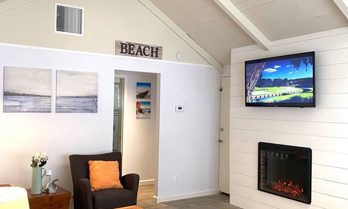 Golden Rectangle House | Newly Remodeled Downtown Cottage. 1 block to shops, arts, eats. 5 blks to Beach