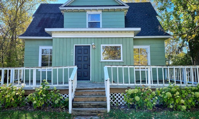 Ellendale House | Newly remodeled 100+year old 3 bed 2 bath house with original wood work.