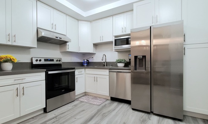 North of Wilshire House | Newly remodeled 2+2.5 Townhouse in Prime Santa Monica - assigned parking space